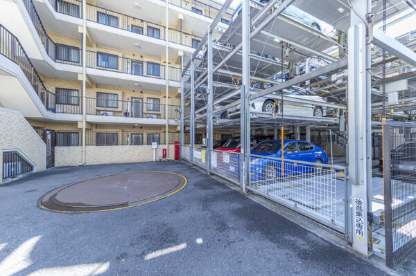 ターンテーブル付きの敷地内機械式駐車場。