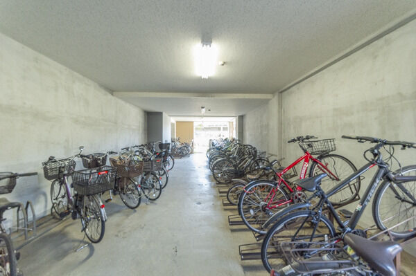敷地内駐輪場は屋内型で雨にも濡れません。