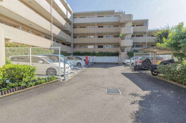 敷地内駐車場&バイク置き場。