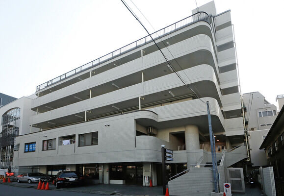 【コスモ横浜東口】エレベーターも備えた8階建て、総戸数28戸。		