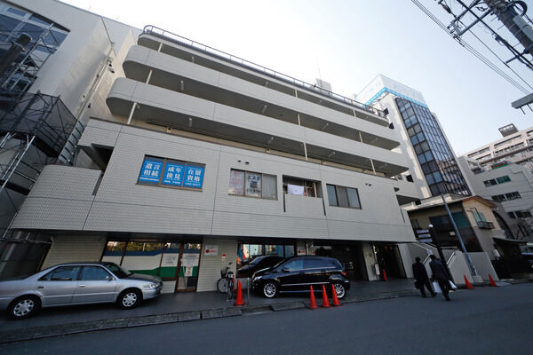 【コスモ横浜東口】2013年に大規模修繕工事を終えたクリーンな外装。		