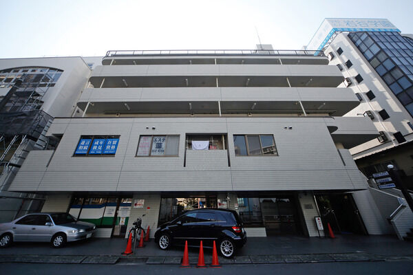 【コスモ横浜東口】1階フロアは店舗スペース、2階フロアは事務所などのテナント。		