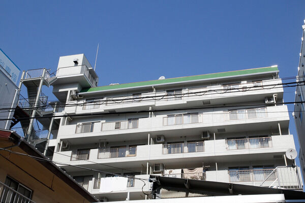 【コスモ横浜東口】グリーンのルーフが印象的な南西側。全住戸にバルコニーを確保。		