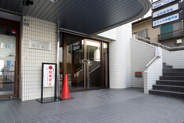 大きな荷物を出し入れしやすい両開きのエントランス。		