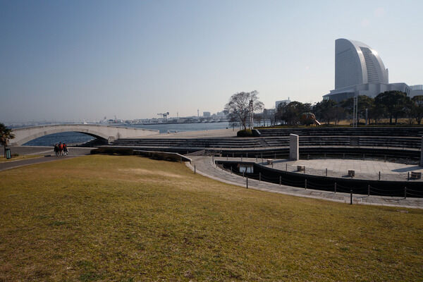 ポートタウンの風景を望む「臨港パーク」まで約1,600m（徒歩20分）。	