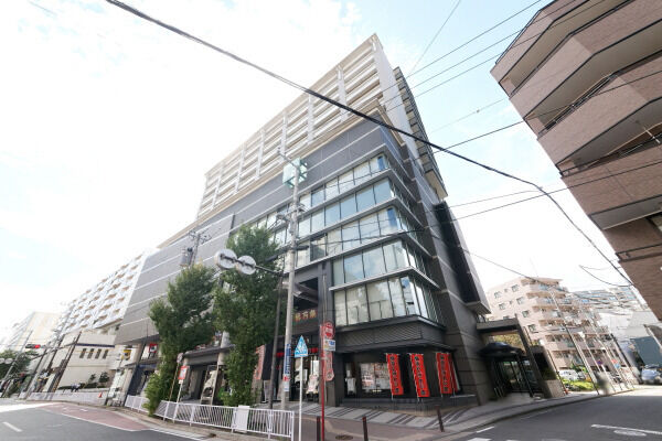 【カスタリア桜木町】低層階に「横浜にぎわい座（演芸場）」があります。