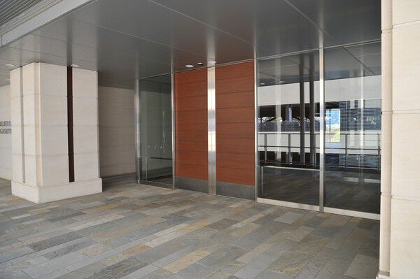 壁面のライムストーンと床面の石英岩が温もりある質感と洗練された重厚感を醸し出す。