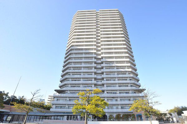 【ニューシティ東戸塚タワーズシティ1st】シックな色合いでまとめられたシンメトリーなファサード。		