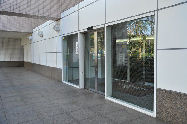 透明感あるガラス張りのドアが品格を表すエントランス。		