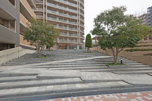 豊かな環境と共存できる「共生の街」を目指してランドスケープをデザイン。		 豊かな環境と共存できる「共生の街」を目指してランドスケープをデザイン。