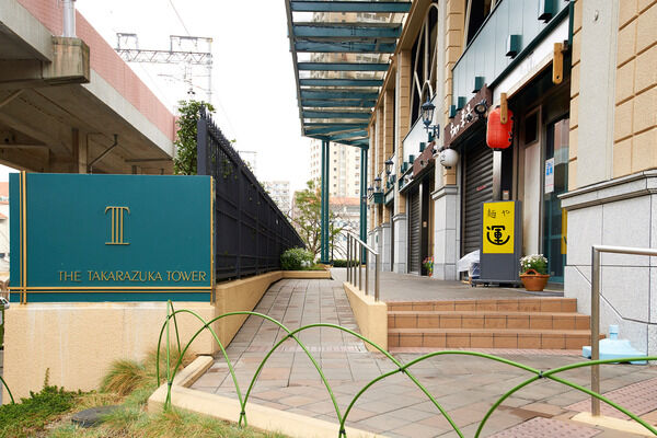 低層部の商業施設部は、街並みに溶け込むクラシカルなデザイン。