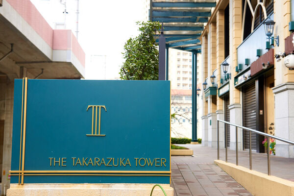 景観に調和する、重厚なデザインモチーフと素材感。