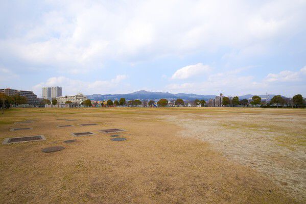 宝塚市役所が隣接されている「末広中央公園」は、約1,120m（徒歩14分）。