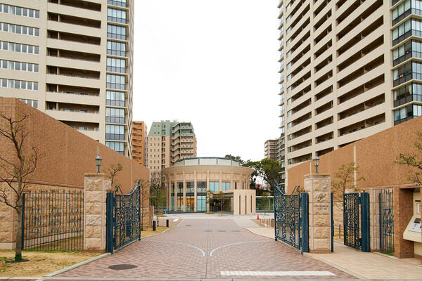 アイアンワークがフォーマルな雰囲気を醸し出す、優雅なエントランスゲート。 アイアンワークがフォーマルな雰囲気を醸し出す、優雅なエントランスゲート。