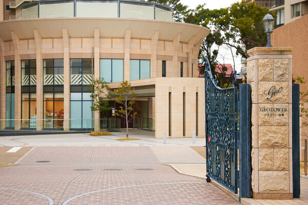 宮殿を思わせるような、重厚さと優雅さを秘めた品格あるエントランス。 宮殿を思わせるような、重厚さと優雅さを秘めた品格あるエントランス。