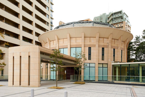 石貼りの舗装にやすらぎの木々をレイアウトした車寄せ。 石貼りの舗装にやすらぎの木々をレイアウトした車寄せ。