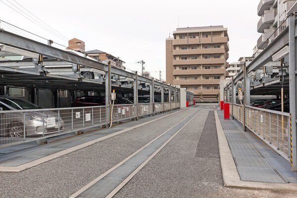 立体駐車場のほか、屋根つきの駐輪場やバイク置場もあります。		