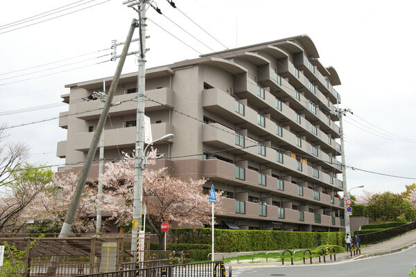 【ジオ茨木学園町】なだらかなリズムを刻む住棟デザインが、景観に優しく調和します。