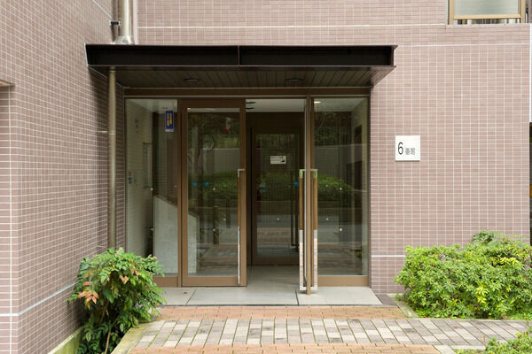 シンプルなエントランスが、訪れる人を変わらぬやさしさで迎えます。