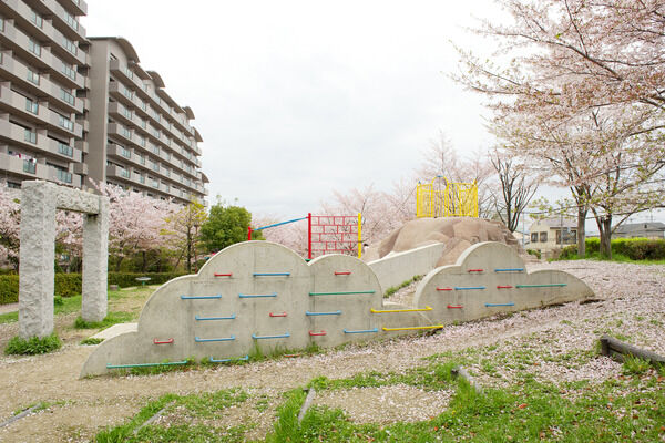 小さなお子様を遊ばせるのにぴったりなプレイロット。