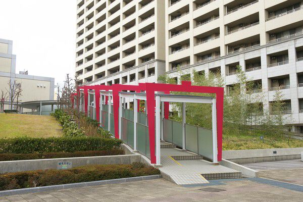 玄関アプローチはピンクのゲートが明るい雰囲気を醸し出す。 玄関アプローチはピンクのゲートが明るい雰囲気を醸し出す。