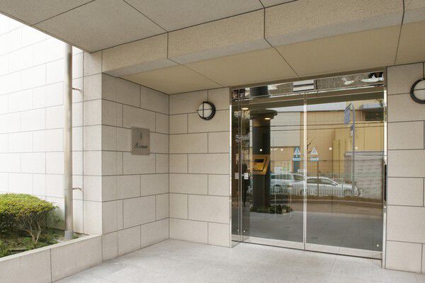 ガラス張りのエントランスは都会的で洗練された印象。 ガラス張りのエントランスは都会的で洗練された印象。