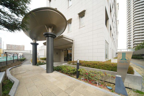 広いキャノピーと重厚感ある柱が印象的なアプローチ。 広いキャノピーと重厚感ある柱が印象的なアプローチ。