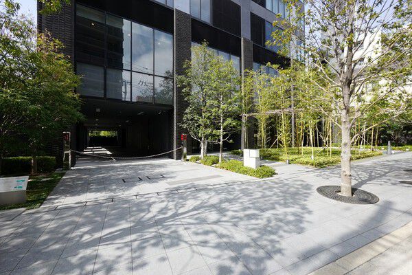 駐車場へのアプローチ、安全に配慮して広々と設けられています。		