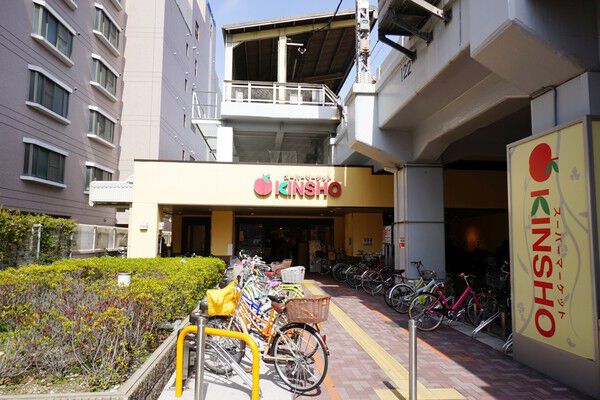 買い物に便利な「近商ストア玉造店」まで約170m（徒歩3分）。		