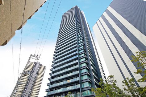 地上120mを超える37階建のフォルムは際立つ存在感を放ちます。