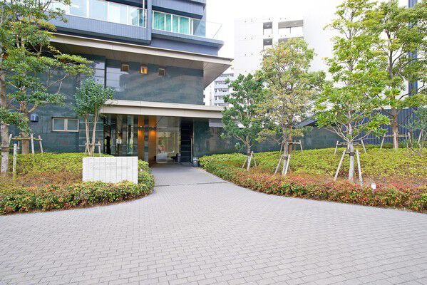 街路からの緩衝空間となるゆったりとしたアプローチを確保。