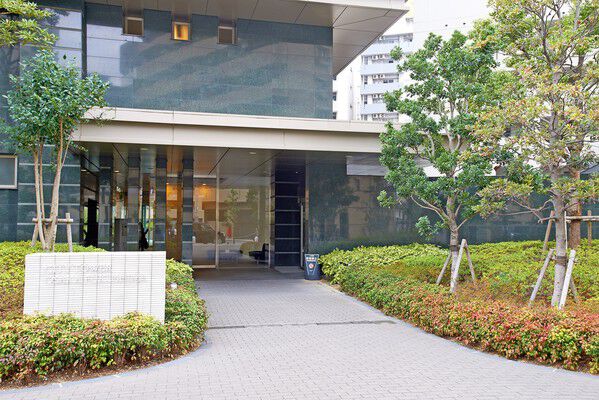 2層にわたって広がるガラスウォールが、エレガントで透明感のある表情を創出。