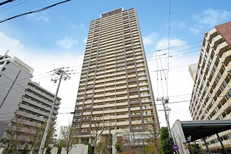 奥行きのある敷地の中心部に住棟を配置し、下層階までの採光と通風を確保。 奥行きのある敷地の中心部に住棟を配置し、下層階までの採光と通風を確保。