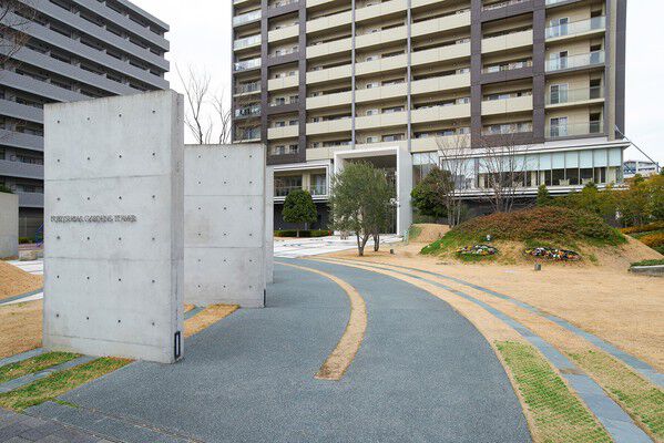 敷地内に配されたたくさんの花と緑は、住まう人をやさしく迎えてくれます。
