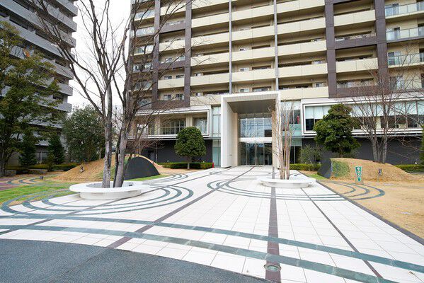 喧噪を忘れさせ穏やかに住まいへ導くセンターロード。