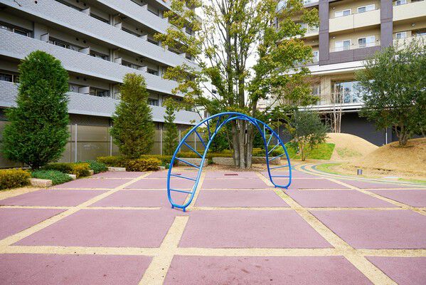 子供たちを遊ばせながら、その姿を見守ることができるよう工夫された広場。