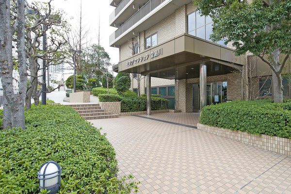 通りから奥まった落ち着きのあるエントランス。