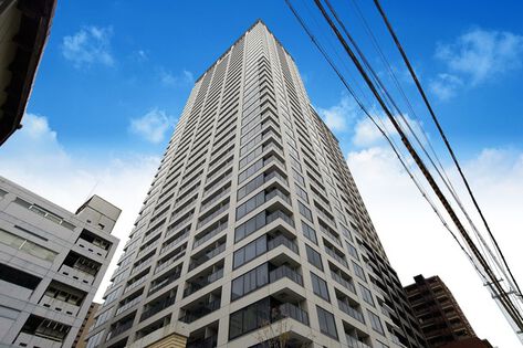 都市の天空に存在感を示す豪奢な36階建て。