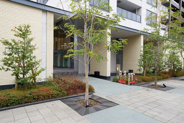 一般道路から隔たりをもたせ、植栽が立体的に配置されたメインエントランス。 一般道路から隔たりをもたせ、植栽が立体的に配置されたメインエントランス。