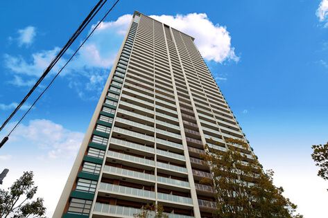 過剰な装飾をせず、飽きのこないタワーデザイン。 過剰な装飾をせず、飽きのこないタワーデザイン。