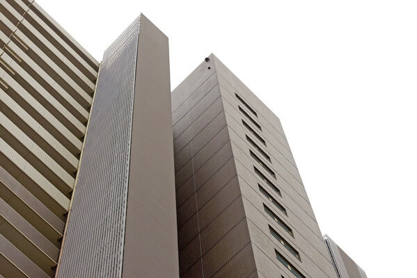 敷地内には98台分のエレベーター方式のタワーパーキングを設置。		 敷地内には98台分のエレベーター方式のタワーパーキングを設置。