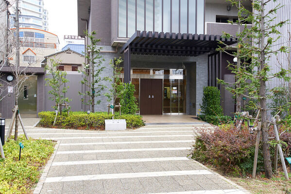 アプローチからエントランスホールは、穏やかなベージュカラーで心地よさを演出。		 アプローチからエントランスホールは、穏やかなベージュカラーで心地よさを演出。