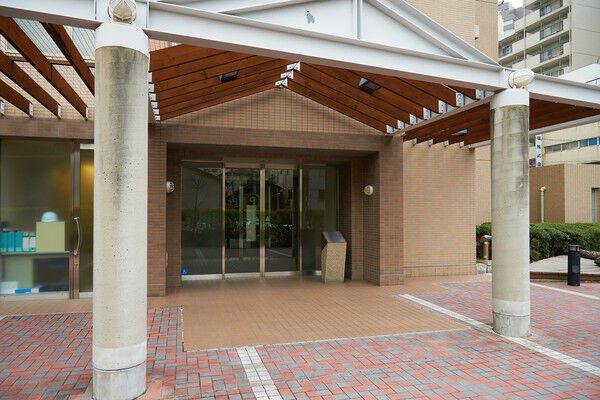 白い円柱と大きなバーゴラが目を惹くエントランス。 白い円柱と大きなバーゴラが目を惹くエントランス。