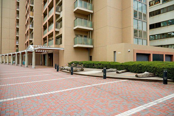 緑豊かな植栽と敷地内に設けられた3つの広場が心にゆとりをもたらす。 緑豊かな植栽と敷地内に設けられた3つの広場が心にゆとりをもたらす。