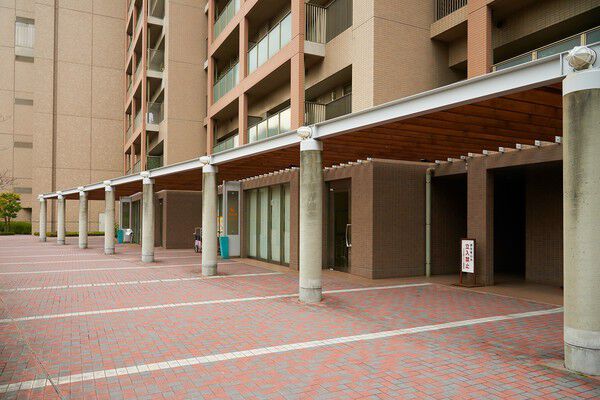 駐車場は地下に設け、歩車分離設計を採用し安全性に配慮。 駐車場は地下に設け、歩車分離設計を採用し安全性に配慮。