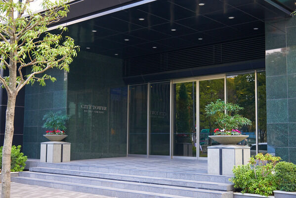 1階のエントランス。高いセキュリティ機能で、快適な都心居住を確保します。		