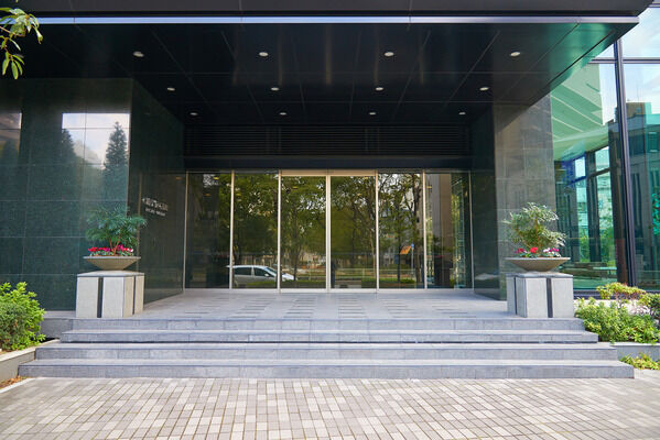 エントランスを抜けると、豪華に作り込まれたグランドエントランスホールへ。		