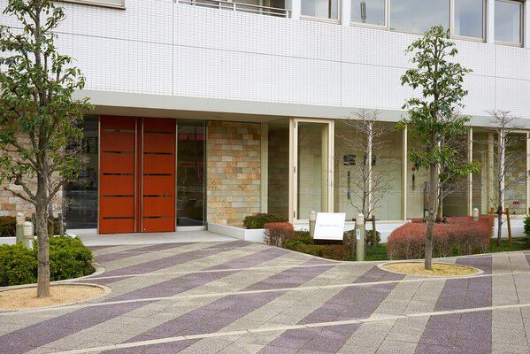 多彩な植栽に囲まれたエントランス。足元には高貴な紫をアクセントカラーに採用。 多彩な植栽に囲まれたエントランス。足元には高貴な紫をアクセントカラーに採用。