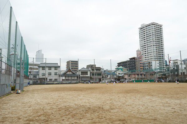 「吉野町運動場(隣接に吉野町公園)」まで約260m(徒歩4分)。 「吉野町運動場(隣接に吉野町公園)」まで約260m(徒歩4分)。