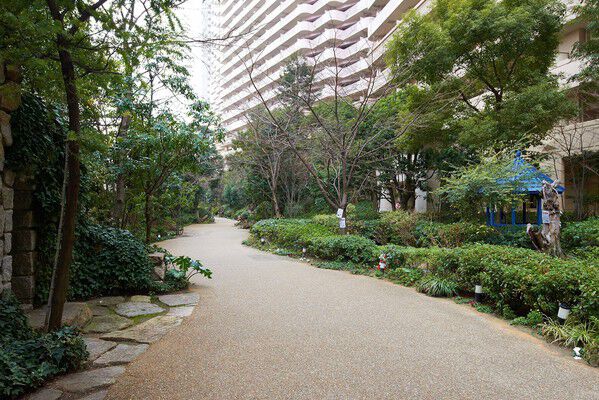 緑が豊かなだけでなく、人と車が交わることのない歩車分離設計で安全も確保。		